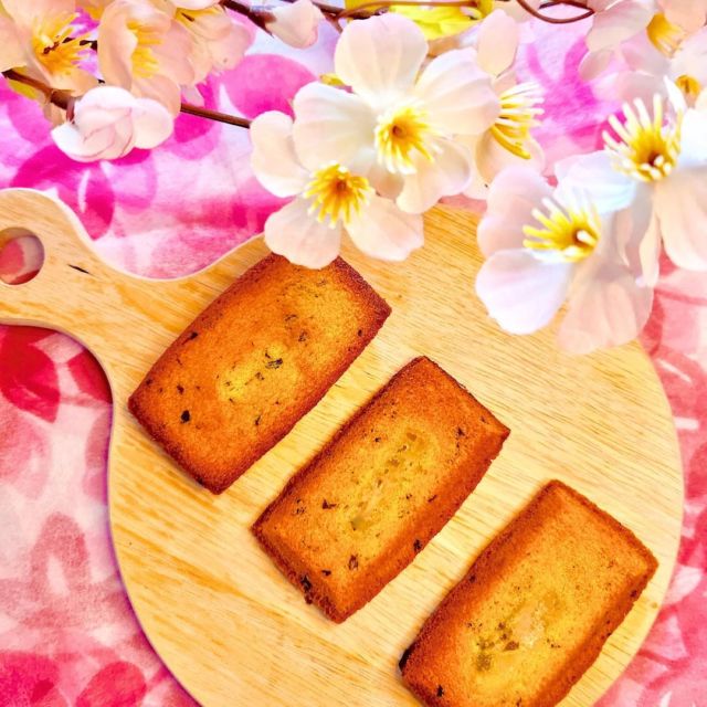 【サクラフィナンシェ🌸発売のお知らせ】

神戸では桜の開花まであと1週間ほどだそうです。#ケルン では、この特別な季節にぴったりの「サクラフィナンシェ」が登場しました🌸

しっとりした生地に上品な桜あんと、桜の葉を混ぜ込んだ少し和風の味わいが楽しめる一品です。卒業のプレゼントやお世話になった方へのプチギフトにもおすすめです🎁✨

#ケルンのパン
#神戸のベーカリーケルン
#神戸パン
#神戸パン屋
#神戸テイクアウト
#神戸のパン屋さん
#パン好き
#パンのある暮らし
#東灘区
#灘区
#神戸市中央区
#桜スイーツ
#桜フレーバー
#春の味わい
#桜フィナンシェ
#桜デザート
#春のおやつ