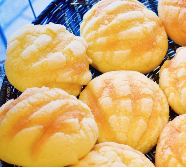 今日のおやつは...【 御影メロンパン 】

バターを何層にも折り込んだふわふわのクロワッサン生地をサクサクのクッキー生地で包み込んだ、自慢のメロンパン。

優しい甘さが口いっぱいに広がります☺️

#ケルンのパン #ケルン #神戸のベーカリーケルン #メロンパン