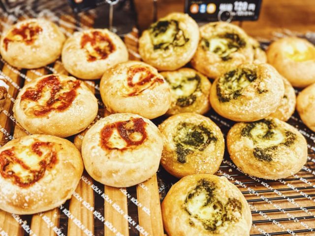 🇮🇹新商品🥯

チーズたっぷりのパンにピリ辛のトマトソースを加えた「アラビアータ」とバジルソースの「ジェノベーゼ」。
小ぶりなのであと一品何か…という時や、忙しい時にもオススメです！

#神戸のベーカリーケルン
#ケルンのパン
#神戸パン
#神戸パン屋
#ベーカリー
#神戸テイクアウト
#パン好き
#パンのある暮らし
#東灘区
#灘区
#神戸市中央区
#kobe
#kobetrip
#kobebread
#KobeSightseeing
#visitkobe