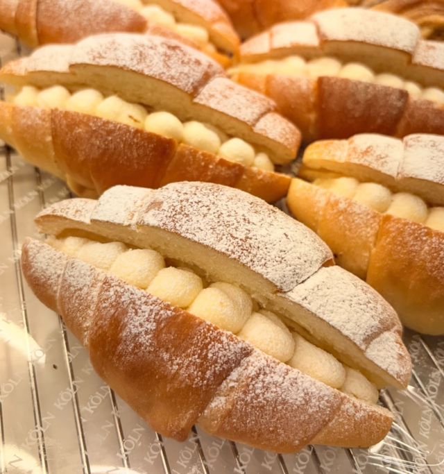 ＼ 六甲店限定！！「塩ミルク」のご紹介です🍼 ／

最近六甲店とメイン六甲店の限定商品のご紹介が多いのですが、
今日は六甲店（六甲道駅から北の方です）の「塩ミルク」のご紹介です。

ジュワッと香るバターの風味が美味しい塩パンに
やさしい甘みの練乳クリームをサンドしました。
「甘じょっぱ」が美味しいパンです😋

◆ケルン六甲店
神戸市灘区森後町2-3-15
営業時間／8:30〜20:30
アクセス／JR六甲道駅北口より徒歩5分

#神戸のベーカリーケルン
#ケルンのパン
#灘区
#六甲パン
#六甲グルメ
#六甲道
#六甲道グルメ
#塩パン