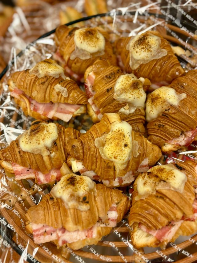 ＼ 六甲店限定！！「クロワッサンチーズベーコン」のご紹介です ／

今日は風が強くとても寒い神戸です🌪️

六甲店限定パン「クロワッサンチーズベーコン」は
クロワッサンにクリームチーズとベーコンを
はさんで焼き上げています。
寒い季節にぴったりのおいしさです😋

◆ケルン六甲店
神戸市灘区森後町2-3-15
営業時間／8:30〜20:30
アクセス／JR六甲道駅北口より徒歩5分

#ケルンのパン
#六甲パン
#六甲グルメ
#六甲道
#六甲道グルメ