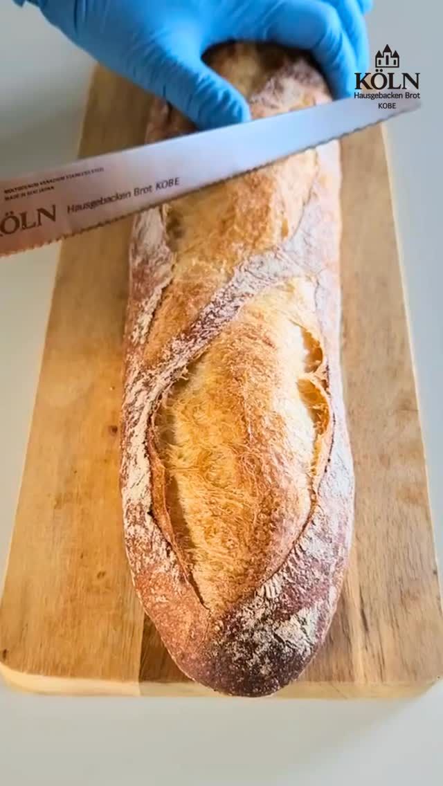 🎁パンナイフ「せせらぎ」のご紹介🎁

いよいよ明日はクリスマスイブ🎄
プレゼントの用意に忙しいサンタさんも多いのではないでしょうか？

今日はケルンの全店舗で受注販売中、
キッチン内でも愛用中のパンナイフ「せせらぎ」をご紹介します。
職人の手で一本一本丁寧に製造されており

先端（ストレートの刃）：パンのふちが楽々切れる
上部（大波）：すべりやすいハードパンの表面に食い込む
中〜下部（小波）：パン屑が出にくく、パンの断面がきれいに仕上がる

の3種類の形状の刃でハードパンもソフトパンも楽々切れます！

また、野菜やお肉などもスッと切れますのでお料理の幅も広がります🍅
ケルンの色々なパンや野菜を切ってみました🎥

刃渡り21cmの大サイズと、14cmの小サイズをご用意しております。
（動画内で使用しているのは大サイズです）

ケルンのロゴ入りを販売しているのはケルン店頭のみになります。
ぜひクリスマスやお正月のギフトなどにもどうぞ！
※ご希望の方は販売員までお声がけください。商品は後日のお渡しとなります。

#パンナイフ
#ケルンのパン