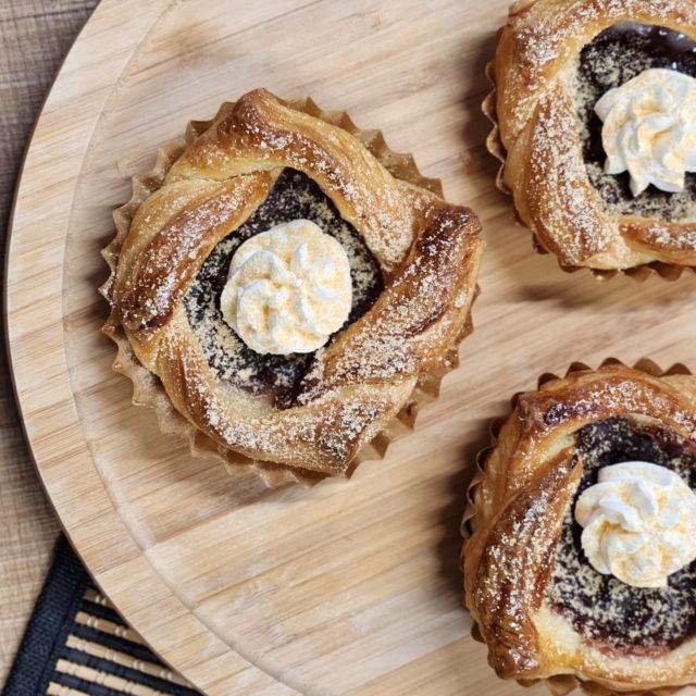 🆕1月新商品 第3弾は…

🫘もちりっしゅ
デニッシュにお餅とあんこを合わせた、サクもち食感がたまらない和風デニッシュです。

#神戸のベーカリーケルン
#ケルンのパン