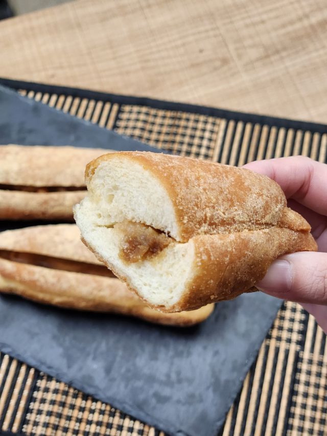 🆕1月新商品 第4弾は…

🍯きな粉たっぷり！黒みつあげぱん
中も外もきな粉づくし。とろ〜りとした黒みつとの相性が抜群の和風あげぱんです。

寒い季節に、緑茶とも合う🍵
ホッとする和風のおやつです☺️

#神戸のベーカリーケルン
#ケルンのパン 
#きなこ