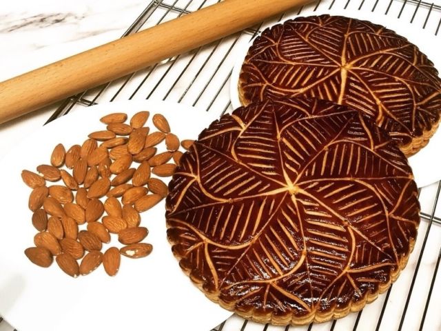 👑ガレット・デ・ロワ＆クーロンヌ・デ・ロワお渡し期間に入りました👑

本日1月20日より「ガレット・デ・ロワ」「クーロンヌ・デ・ロワ」のお渡しがスタートします。
（ご予約は1月29日（木）まで受付中です！）
—
今年のフェーブもご紹介します
➡️3枚目までスワイプ🧑‍🍳
フランスらしいおしゃれなバッグのフェーブです👜
種類はランダムでお選びいただけませんが、どんなフェーブが付いてくるかも
どうぞお楽しみください！
※ケルンではフェーブは別添えで、お菓子の中にはアーモンド一粒をお入れしております。
—
【ご予約はこちら】 店頭または下記予約フォームからお申し込みいただけます👇
https://ws.formzu.net/fgen/S66267812/

#ケルンのパン
#ガレットデロワ
#クーロンヌデロワ