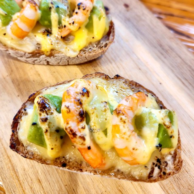 🍤御影本店で発見！アボカドとエビのタルティーヌ🥑
昨年発売以来、ご好評をいただいている「からだ麦日和」を使ったシリーズの
タルティーヌです。

プリプリのえび×アボカドの間違いない組み合わせ。
ホワイトソースとシュレッドチーズを重ねました。
仕上げにチーズソースがクセになる美味しさです。

お昼にはもちろん、ワインと合わせて軽食にもおすすめの本格的な美味しさです🍷✨

︎❁︎ KÖLN 御影本店
￣￣￣￣￣￣￣￣￣￣￣￣￣￣￣
神戸市東灘区御影中町1丁目6-8
営業時間／9:00〜20:30
電話番号／078-851-7651
アクセス 阪神御影駅より
徒歩1分

#神戸のベーカリーケルン
#ケルンのパン