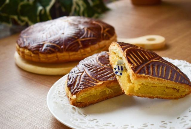 👑ガレット・デ・ロワ＆クーロンヌ・デ・ロワご予約の受付はあと2日！👑

「ガレット・デ・ロワ」＆「クーロンヌ・デ・ロワ」、たくさんのご予約をありがとうございます！
今年分の受付は明後日1月29日（木）までとなっております。
季節の楽しいおいしさをぜひこの機会にどうぞ🧑‍🍳✨

今年のフェーブは2枚目をご覧ください→
（※種類はランダムでお選びいただけませんが、どんなフェーブが付いてくるかもどうぞお楽しみください。
※バッグ以外のフェーブの可能性もございます。
※ケルンではフェーブは別添えで、お菓子の中にはアーモンド一粒をお入れしております）

【ご予約はこちら】 店頭または下記予約フォームからお申し込みいただけます👇
https://ws.formzu.net/fgen/S66267812/
—
#ケルンのパン
#ガレットデロワ
#クーロンヌデロワ