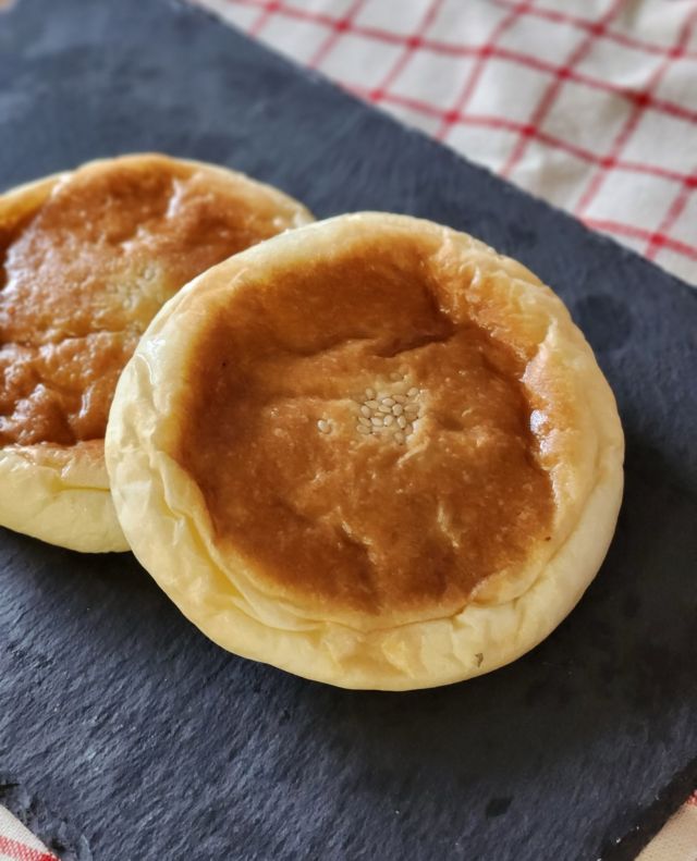 🆕2月新商品 第2弾は…

🥬野沢菜とシャキシャキごぼうのお焼き
漬物の野沢菜をごま油で香ばしく炒め、ごぼうと合わせてお焼きしました！

和風の香ばしい味付けが食欲をそそります！
ぜひお試しください🧑‍🍳

#ケルンのパン
#神戸のベーカリーケルン