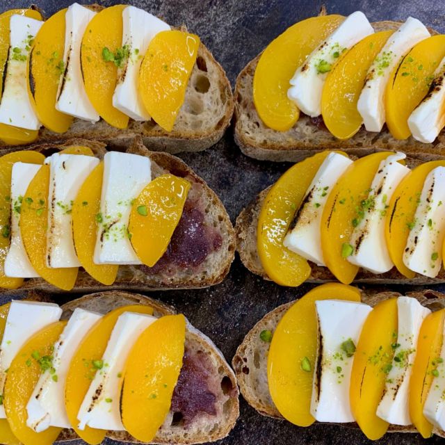 🆕2月新商品 第4弾は…

🍑隠れてるけど つぶあんと桃とクリームチーズのタルティーヌ

めっちゃ長い名前で、ほぼ全てを語っていますが、さらに付け加えると
-パンは「からだ麦日和」を使用！
-桃は黄桃🍑
-あんこは粒あん🫘

です👨‍🍳
満足感しっかりの一品です😋

#ケルンのパン
#神戸のベーカリーケルン