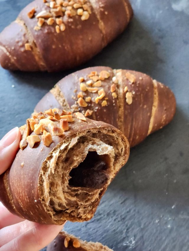 🧂ソルトショコラ🍫

3連休も最終日ですね！
「ソルトショコラ」、もう召し上がりましたか？
チョコを織り込んだ塩パン生地に、バトンショコラとバターを包んで焼き上げています。
プレーンの塩パンだと空洞のところにバトンショコラが入っているので
リッチな気分です✨

#ケルンのパン
#神戸のベーカリーケルン
#塩パン