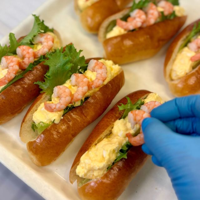 🆕3月新商品　第2弾は…

🍤エッグ・シュリンプ
たまごサラダの上にエビをのせ、ハーブソルトで塩味をプラス！
春らしい色味が食欲をそそります。

週末のランチにいかがですか？

#神戸のベーカリーケルン
#ケルンのパン