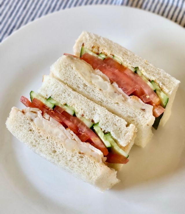 🆕3月新商品　第4弾は…

🍗ハニーマスタード・チキンサンド
サラダチキンに、はちみつの甘さとスパイシーなマスタード＋彩り野菜を
たっぷり合わせてサンドしました。

春らしい軽やかな味わいです！

#ケルンのパン 
#神戸のパン