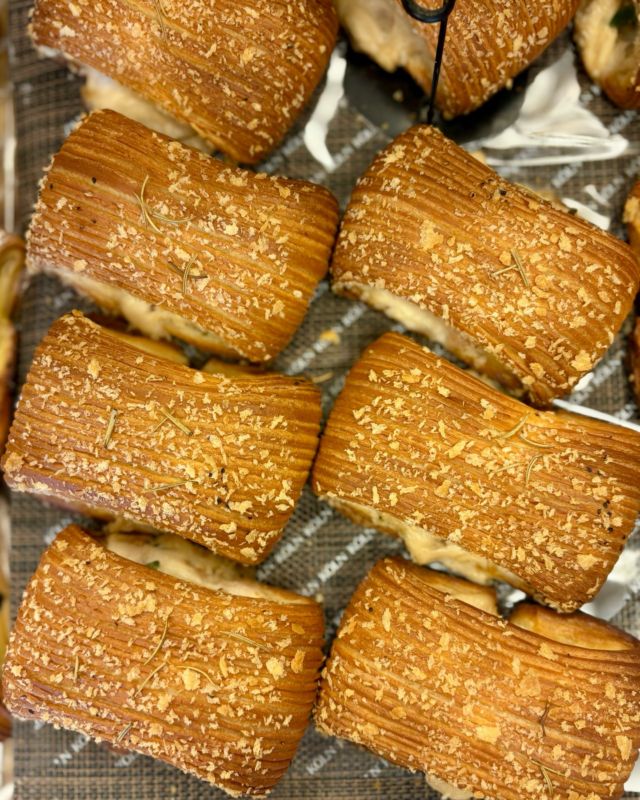 🆕3月新商品　第3弾は…
珍しい「サレ（＝塩味）」のパンスイス！
🥓ザクザクベーコンホワイト

ホワイトソースとブラックペッパーをきかせたベーコンをサンドしました。
表面のザクザクした食感が楽しい一品です。

ぜひ少し温めて召し上がってください。

#ケルンのパン
#パンスイス