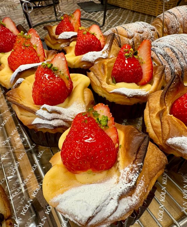 🆕4月新商品　第1弾は…

🍓イチゴのクリームチーズケーキ🍓
サクサクの生地にクリームチーズを絞り、滑らかな味わいに。
旬のイチゴをのせてより味わい深く仕上げました。

春だからこそ食べたい、みんな大好きなデザートパンです！

#ケルンのパン
#イチゴ
#神戸のパン