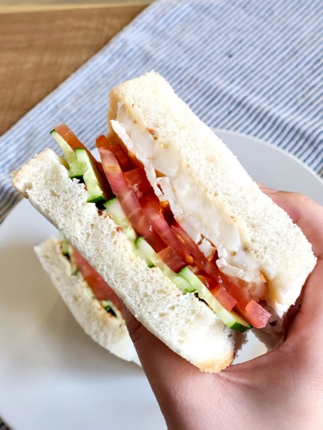 今月の新商品、もう召し上がりましたか？
新商品が出るとランチに食べることが多いのですが、
今月一番多く買ったのは

🍗ハニーマスタード・チキンサンド
でした🍯

ふんわりソフトな食パンに具材がぎっしり！
満足感たっぷりでお外でのランチにもおすすめです。

#ケルンのパン
#サンドイッチ 
#神戸パン