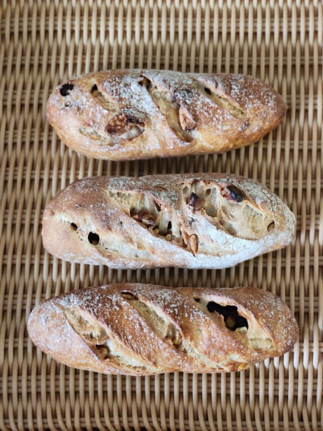 🆕4月新商品　第2弾は…

🍫🍊ライ麦ロング(チョコ・オレンジ) かみごたえのあるライ麦の生地でアーモンドチョコと洋酒につけたオレンジピールを包みました。
オレンジが爽やかな美味しさです！

#ケルンのパン
#神戸のパン
#チョコの街kobe