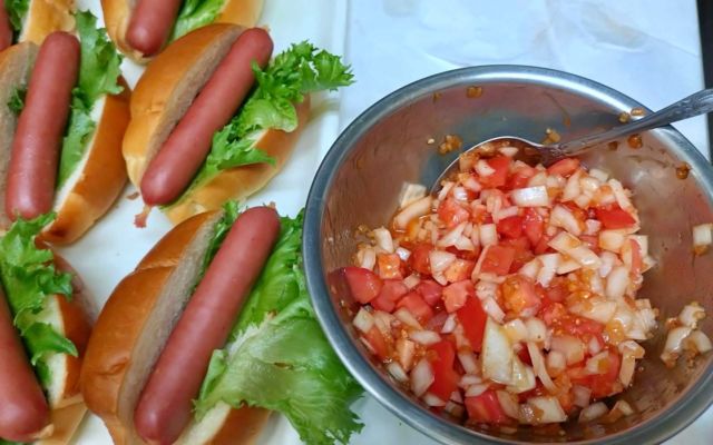🆕4月新商品　第3弾は…

🌭ホットドッグサルサ🍅 口溶けの良いバターロールに、フランクフルトソーセージと トマトたっぷりのサルサソースをサンドした爽やかなホットドッグです。 玉ねぎのシャキシャキ食感とピリッとした辛みがアクセント！！

週の半ば、少し疲れも出てくる頃かもしれませんが
しっかり食べて元気に過ごしましょう💪

#ケルンのパン
#神戸のパン
#三宮パン