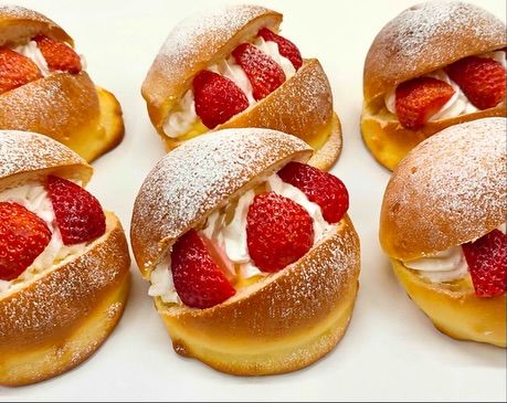 ＼ 北御影店・期間限定🍓／
おはようございます！
今日も暖かいですね☀️

北御影店では、発売以来57年目のロングセラー「ミルティー」に
この季節においしいイチゴをサンドした限定アイテム
『苺とミルティー』を販売中です！

北御影店は、阪急御影駅南口を降りて改札からすぐそこ！
ドイツ国旗のような🇩🇪看板が目印です。

ぜひお早めにお楽しみください🧑‍🍳

#ケルンのパン
#阪急御影パン
#御影グルメ